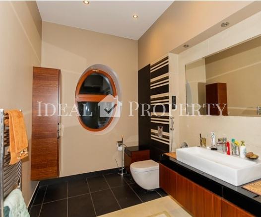 Lieliska savrupmāja Asaros, Jūrmalā, netālu no jūras.